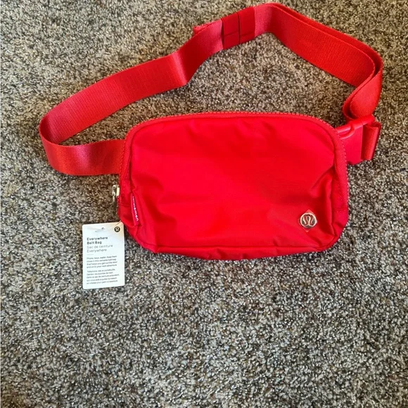 lululemon athletica Red everywhere belt bag brand new - Picture 2 of 5